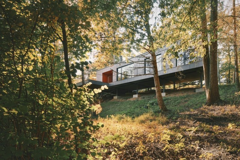 Rekreační dům ve svahu v lese